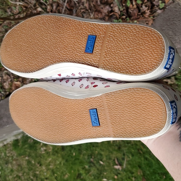 Pink lip keds by Kate spade ♠️ - Picture 4 of 5